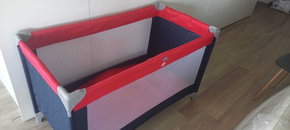 Berço criança + colchão + edredon e roupa de cama
