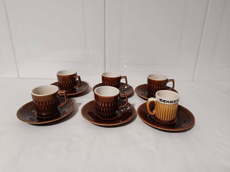 Conjunto de café muito antigo. Chávenas e Pires
