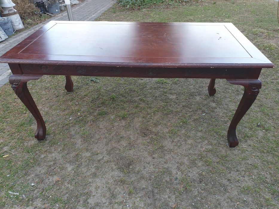 Stuł    i trzy krzesła