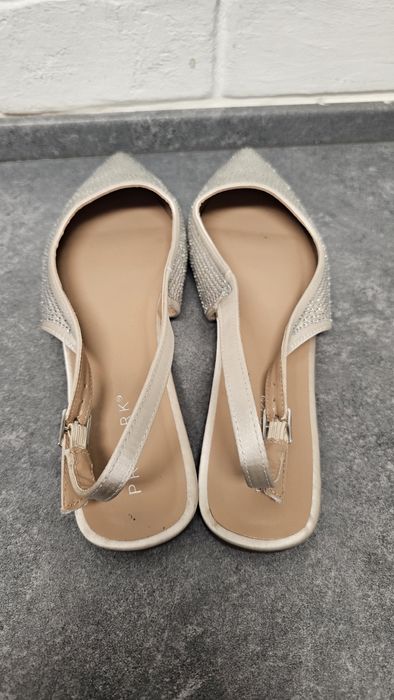 Srebrne baleriny z paskiem na pięcie, Primark, r. 40