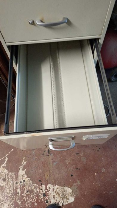 Arquivo metálico com gavetas