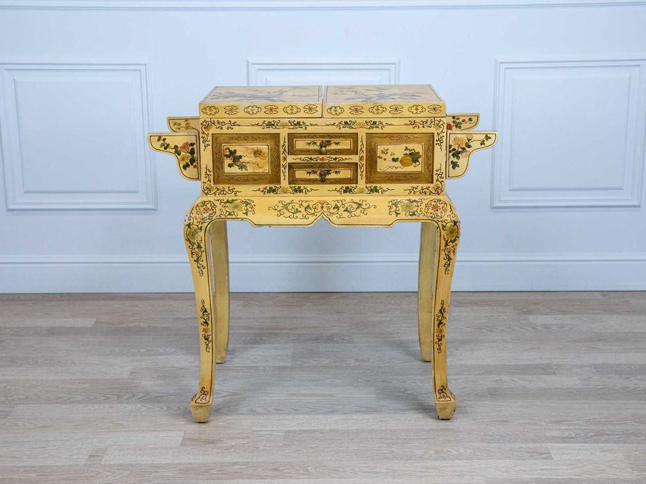 Антикварний столик у стилі Шинуазрі