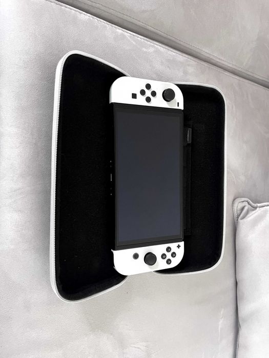 Nintendo switch OLED + 2 comandos wireless + bolsa de transporte