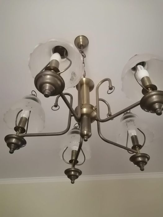 Candeeiro suspenso de latão com 6 abajour de vidro