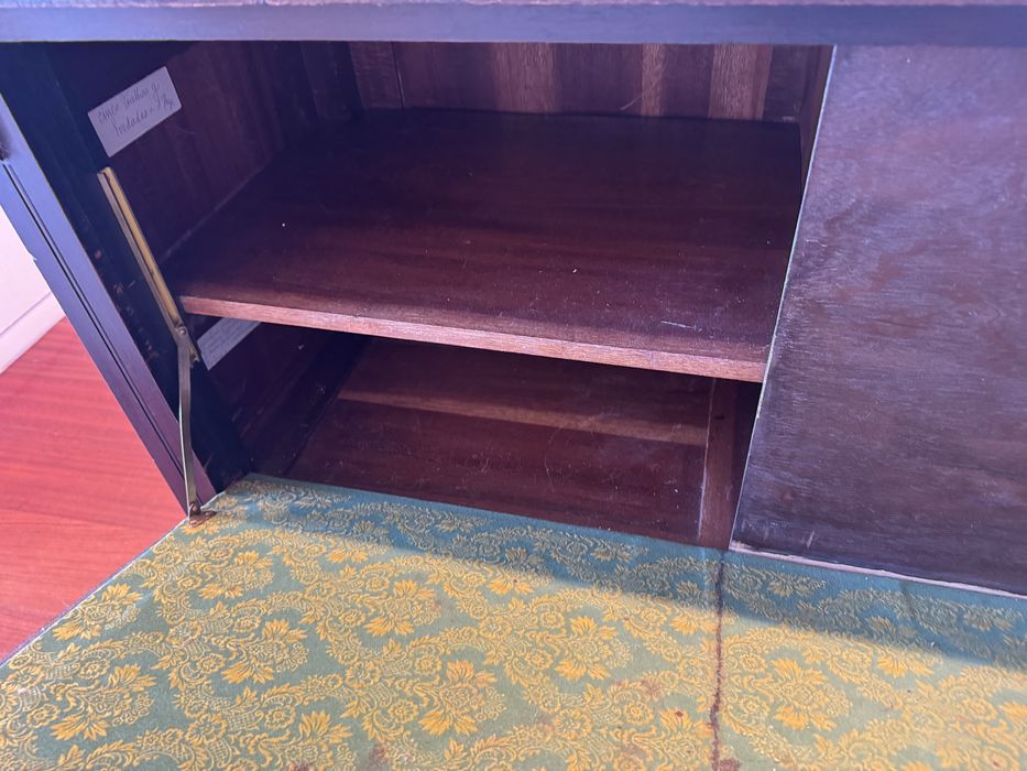 Aparador antigo em madeira maciça