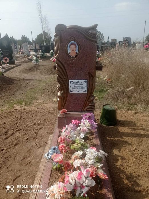 ПАМ'ЯТНИКИ з граніту, бетону, мармурової крихти