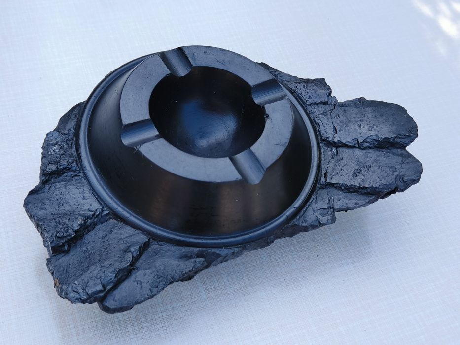 Popielniczka Z Węgla Rzeźbiona W Węglu Popielniczka