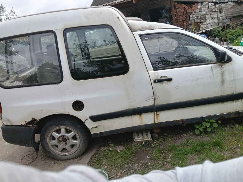 Машина Seat Inca