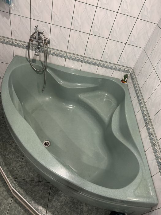 Ванна кутова в гарному стані