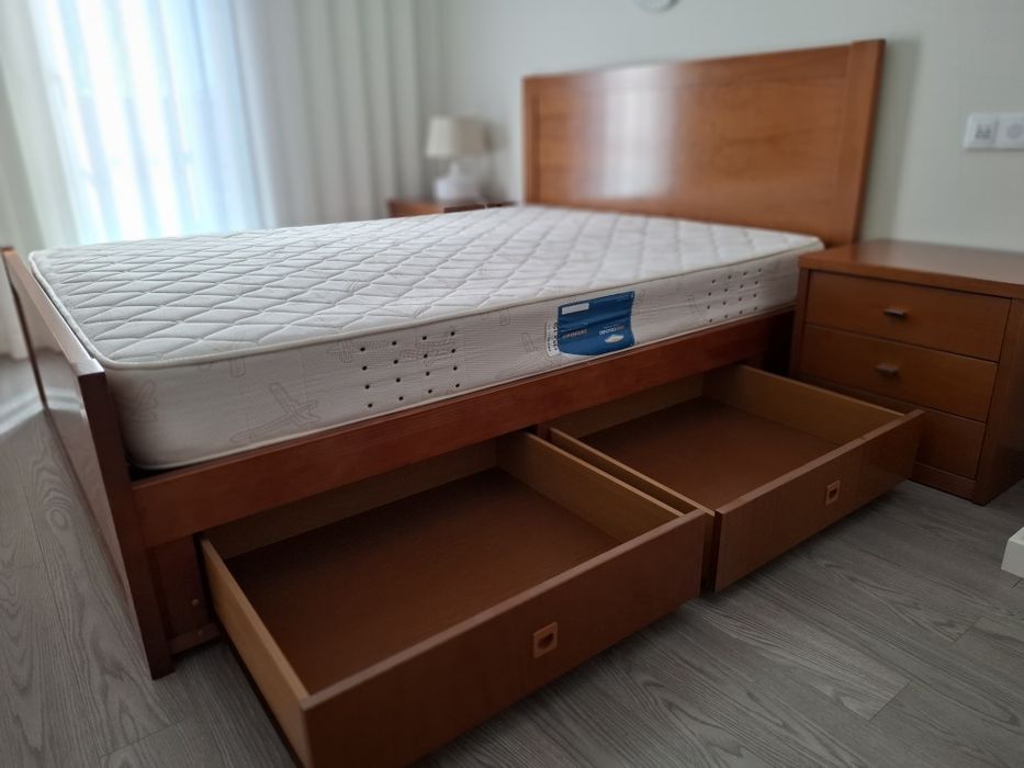 Vende-se Cama casal com arrumação, mesas cabeceira,  camiseiro