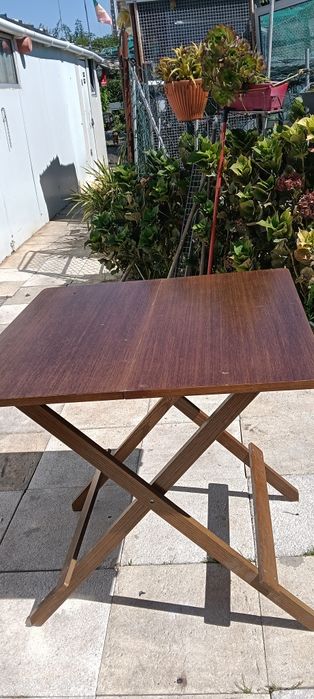 Vendo mesa de madeira pequena da para fechar e abrir