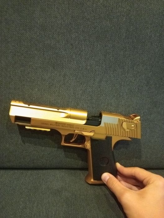 Złoty pistolet na naboje
