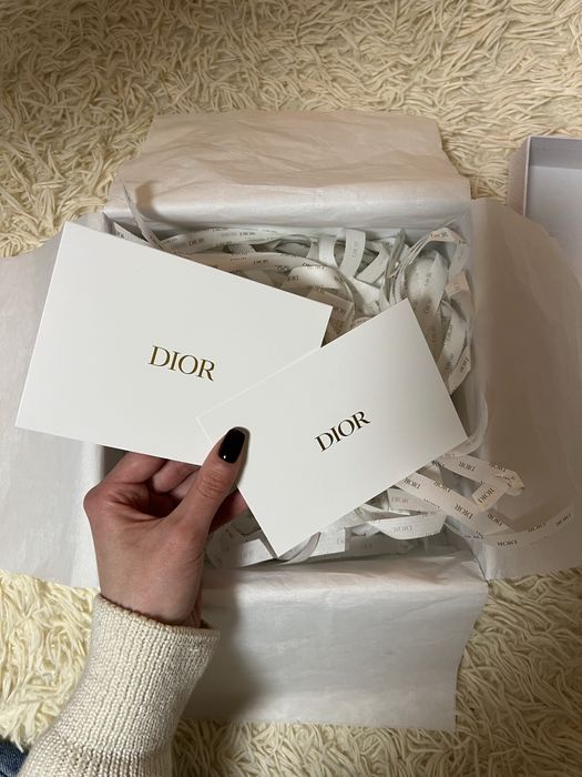 Коробка Dior з конвертами та стрічкою