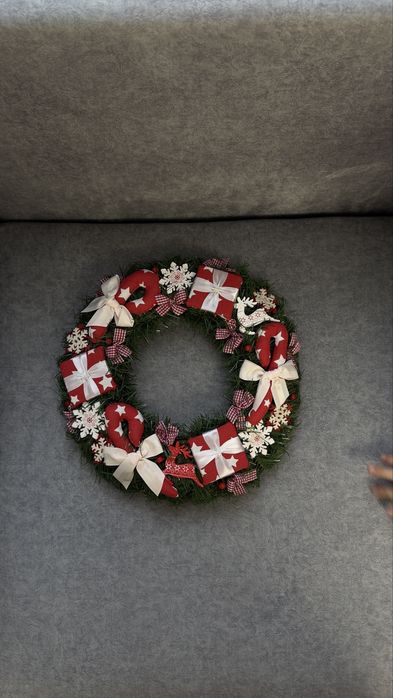 Декоративний різдвяний вінок на двері,на стіл