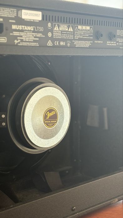 Amplificador de Guitarra - Fender Mustang LT50 + Pedaleira Original