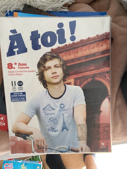 Livro escolar 8 ano “À toi!” plastificado