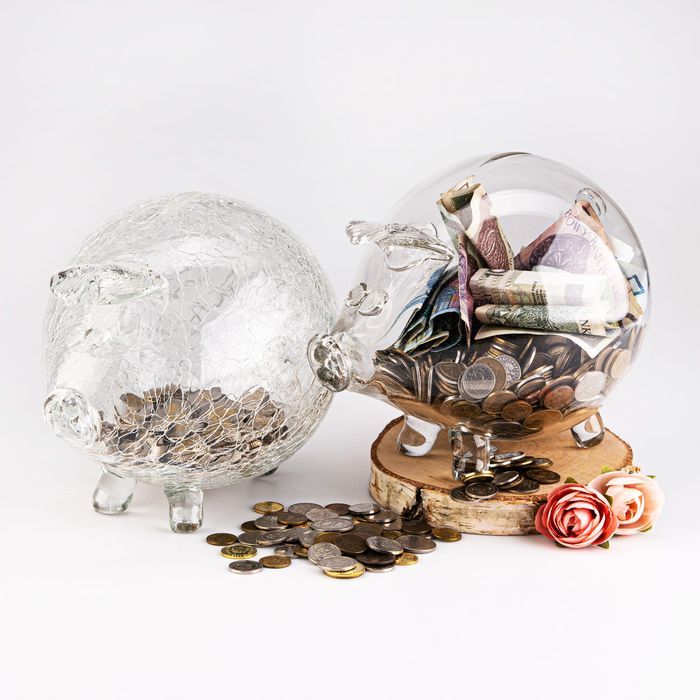 Szklana świnka skarbonka pajęczyna