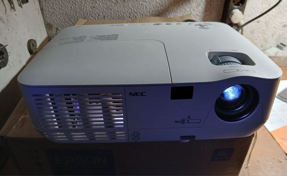 NEC NP115 Projector63825210779905122