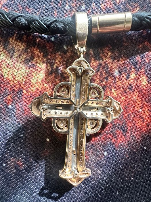 Золотой крест со вставками