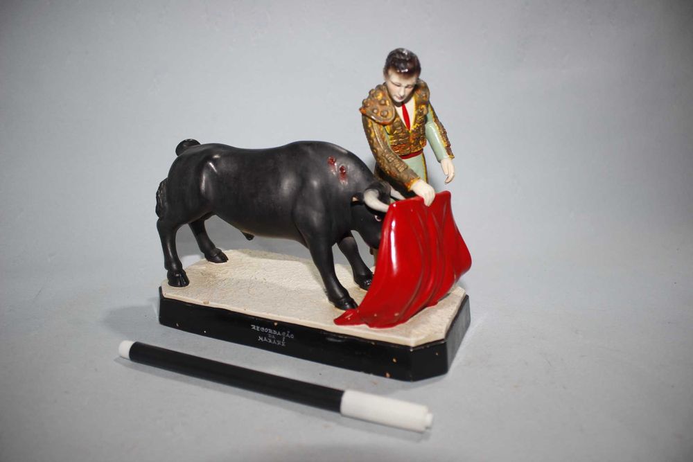 Figura em faiança - Toureiro - Touro - Recordação da Nazare