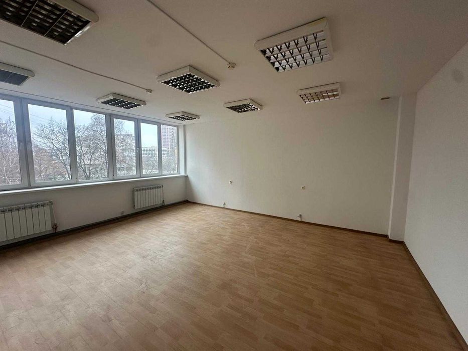 Оренда окремого нежитловго (офісного) приміщення 775 м.кв., Ризька,12