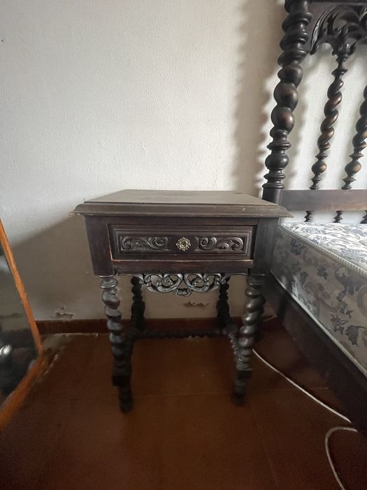 Cama de madeira de casal