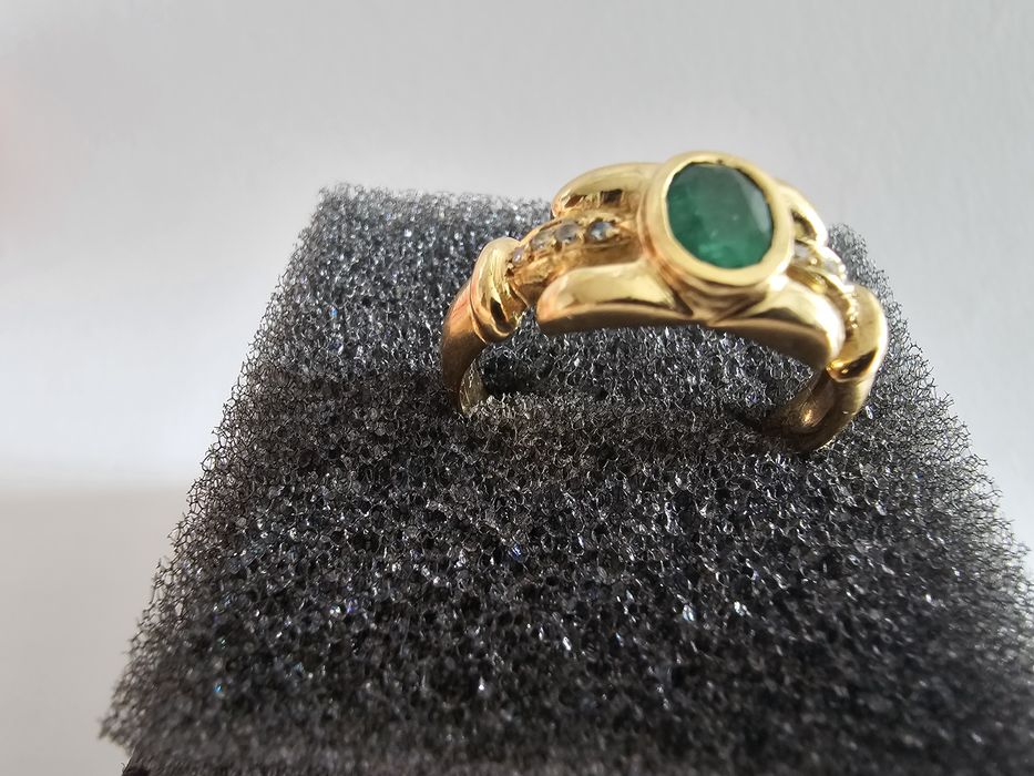 Anel ouro 19,2k com Esmeralda