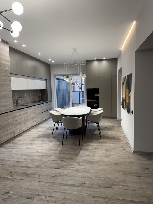 Приватний будинок (особняк) в центрі міста, ВЛАСНИК