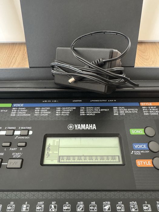 Piano Yamaha PSR-E253 + suporte