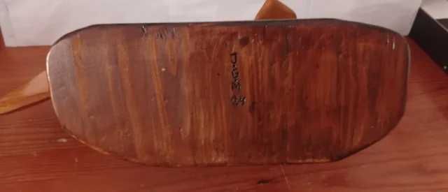 Escultura de tubarão em madeira