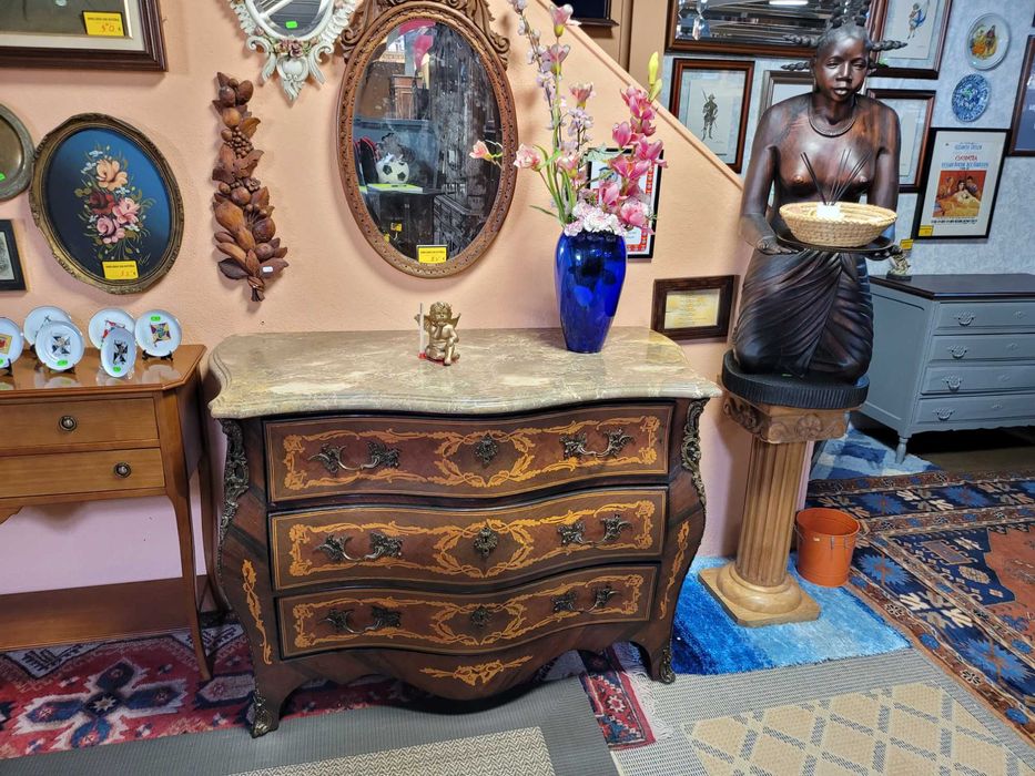 Imponente cómoda antiga estilo Luis XV - Muito bo