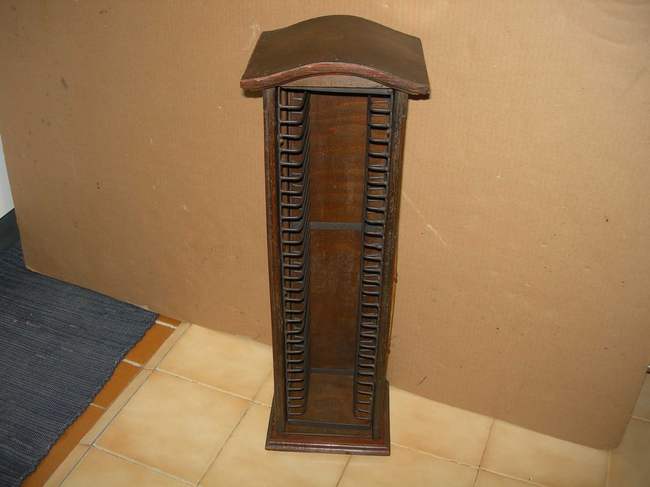 Móvel em madeira e bambu.