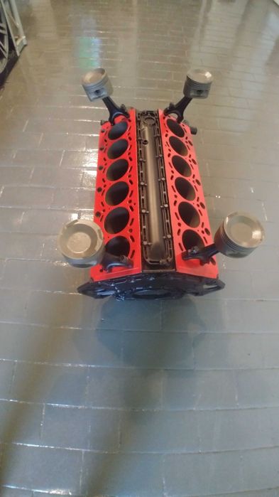 Stolik, silnik V12, BMW, prezent