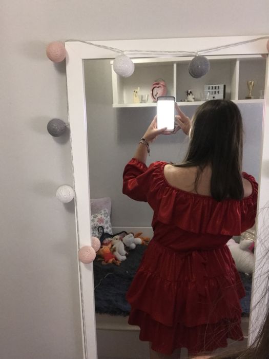 Śliczna czerwona rozkloszowana sukienka