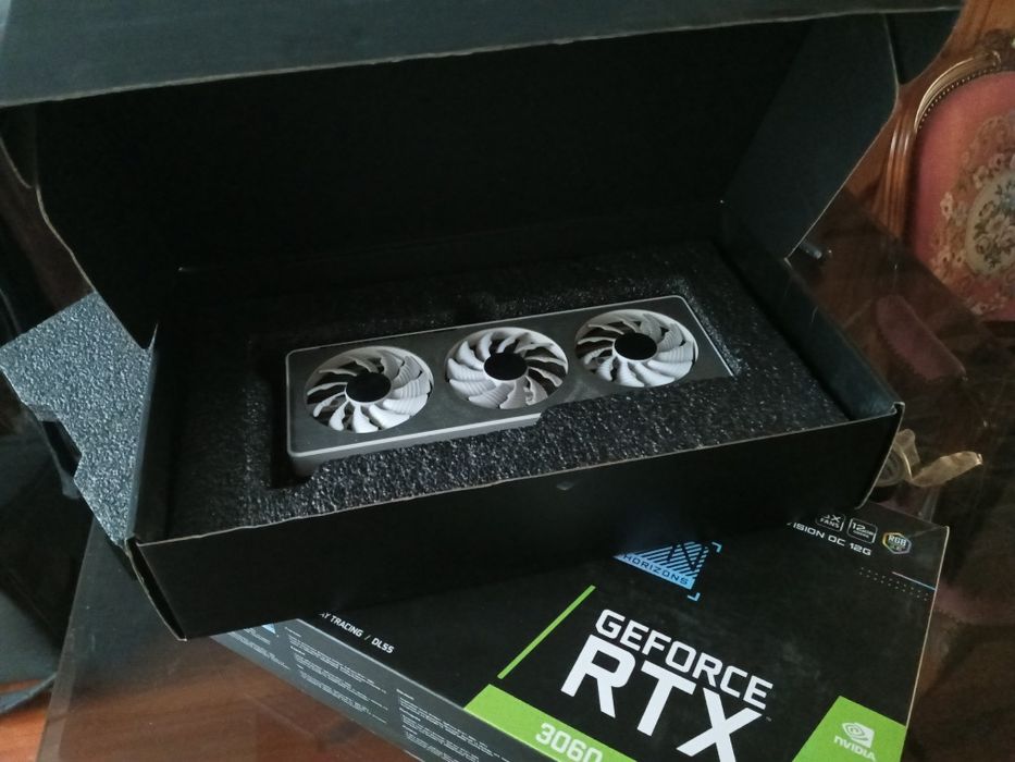 Продам практически новую видеокарту  Nvidia  Gigabyte Geforce 3060 rtx