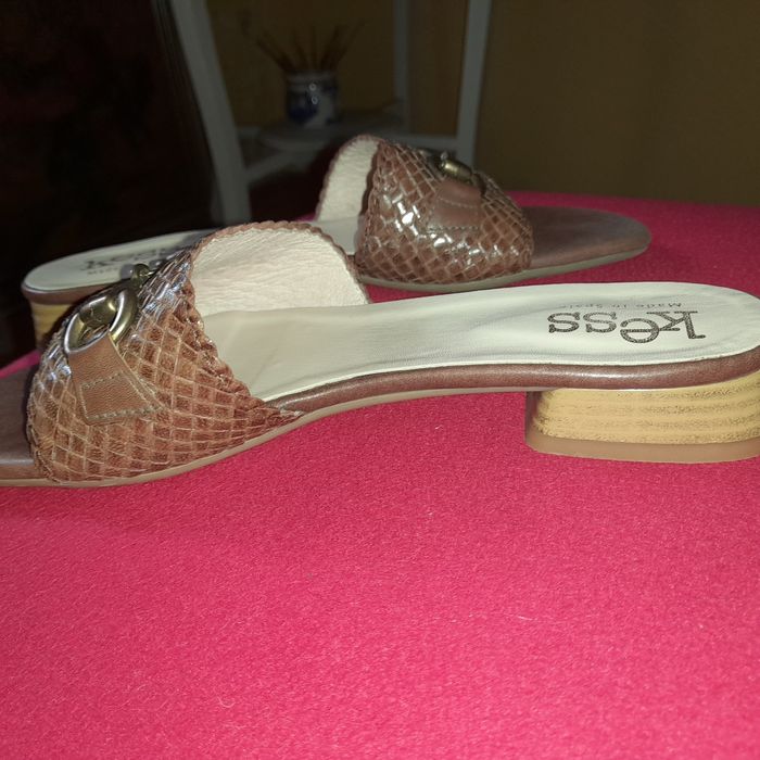 Chinelos Kess, msrca Espanhola, em pele csstanhos com pormenor fivela