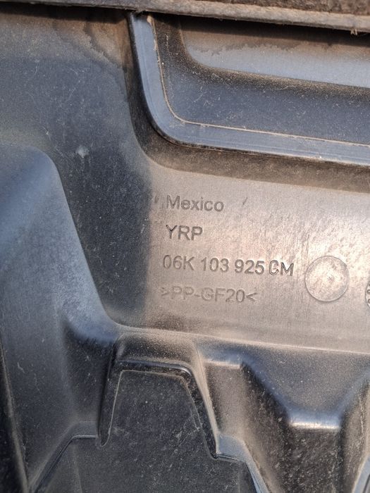 Декоративна кришка двигуна Volkswagen Passat 2.0 TSI 17-23 рік.