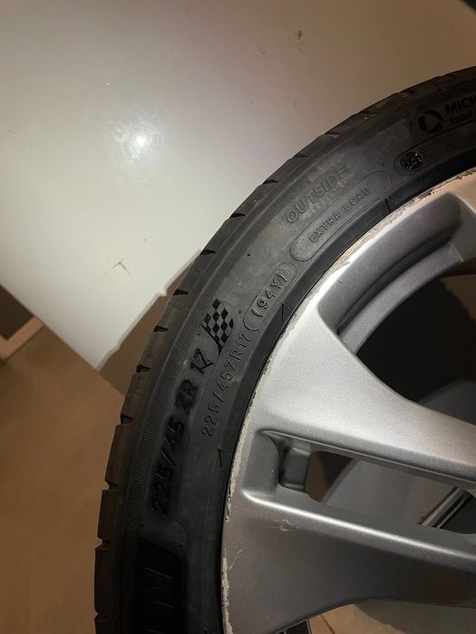 Jantes Mercedes com pneu em bom estado