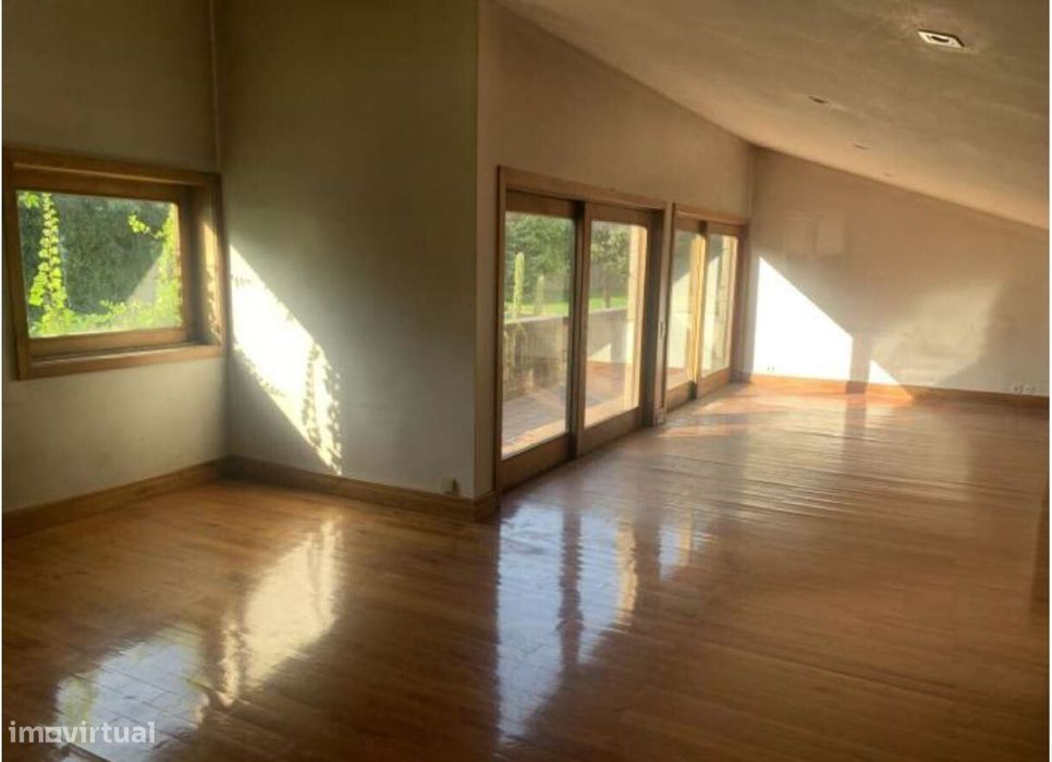 Moradia Isolada com Piscina e Jardim