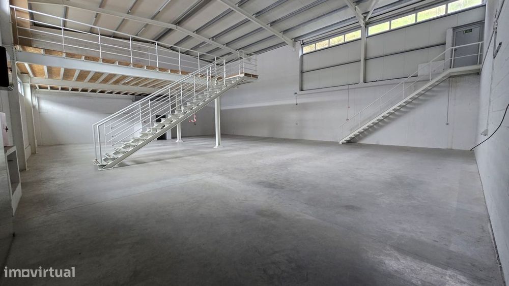 Pavilhão/armazém para Arrendamento