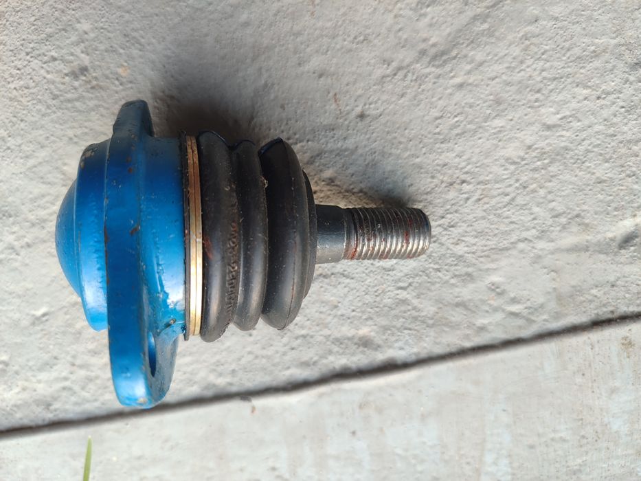 Ступичний вузол на Ниву Урбан. Поворотні кулаки з підшипниками. Опори.