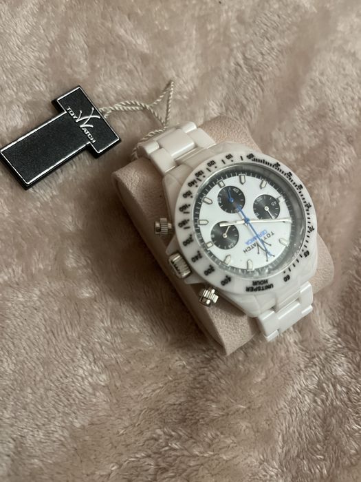 Годиник унісекс дуже стильно виглядає , він керамічний