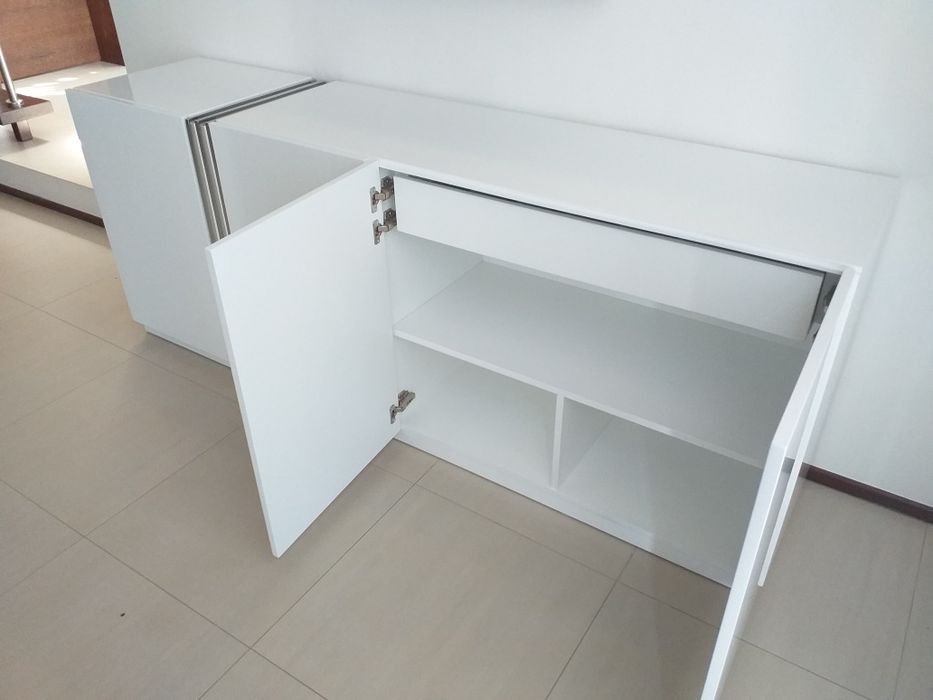 Aparador Branco Alto Brilho e Inox Polido
