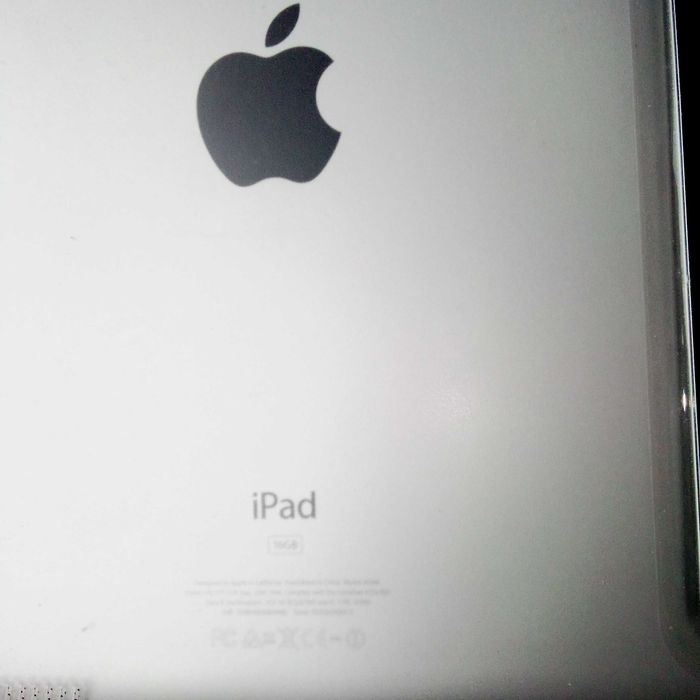 Планшет Apple iPad на запчастини + кабель USB
