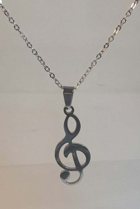 Colar com clave de sol.