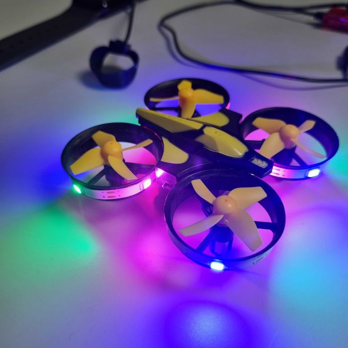 Міні-дрон з LED-підсвіткою + браслет-контролер (жестове керування)
