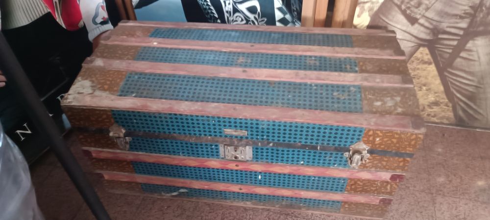 Arca vintage folheada a metal
