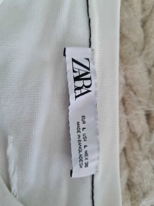 Biały sweterek Zara ze złotymi guzikami