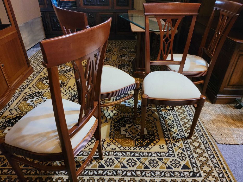 Excelentes cadeiras de sala em madeira maciça