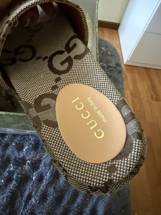 Chinelos Gucci.